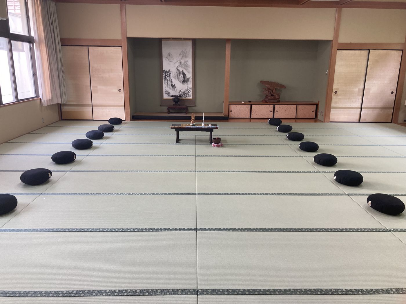 座禅に必要な座布や備品がそろった和室