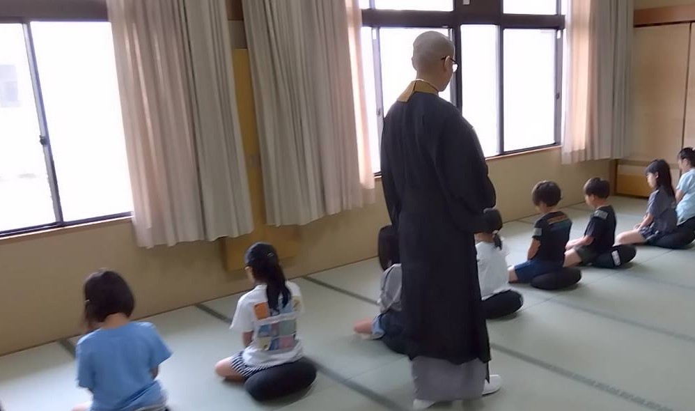子どもたちに座禅を教える久我光聖